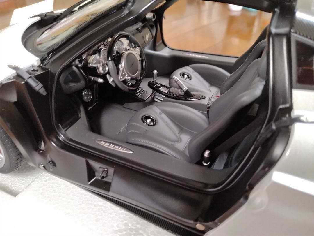 34　オートアート　AUTOart　1/12　パガーニ　ウアイラ