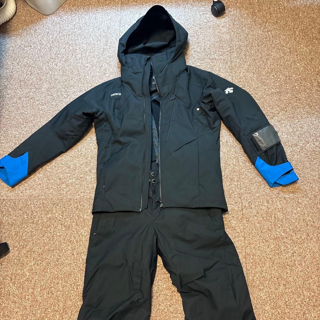 美品スキーウェア 上下セット黒/青　DESCENT