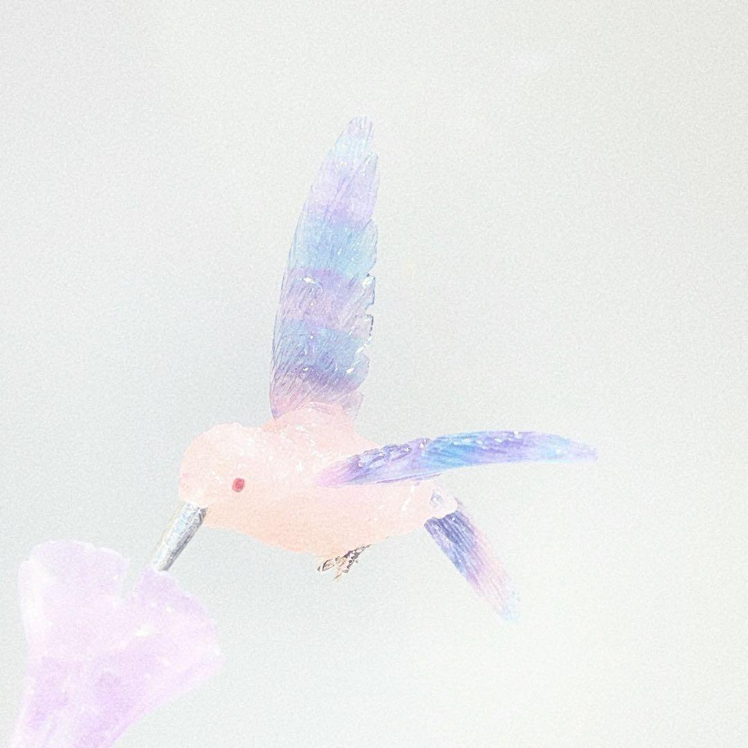 ハチドリ 紫の花付きグリーントルマリン台座ブラジル産NO25-.2366