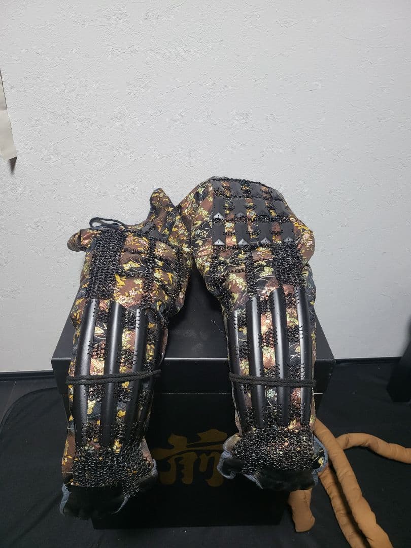 伝統的な金色と黒の等身大日本甲冑（鎧立て無し）