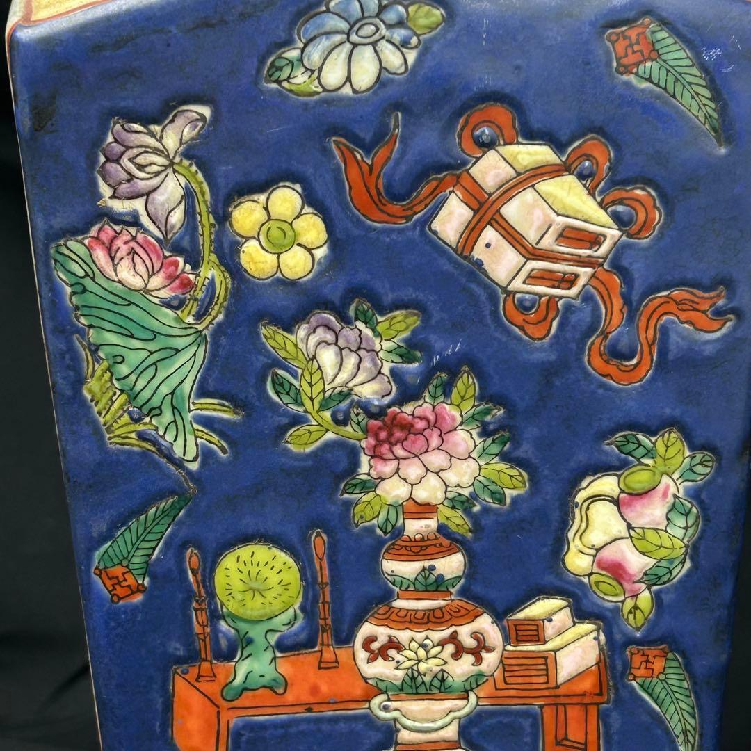 中国古美術　花瓶　多彩な装飾の陶器製花瓶