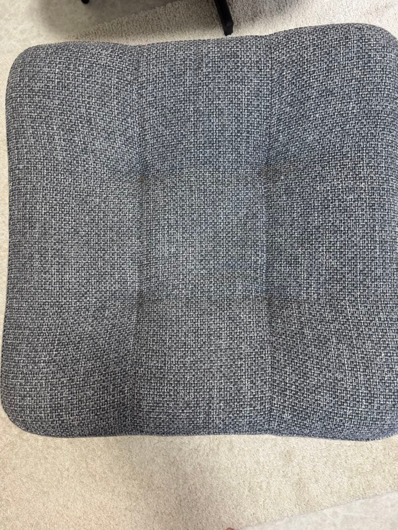 IKEAの回転イージーチェア「HAVBERG（ハーヴベリ）」とオットマンのセット