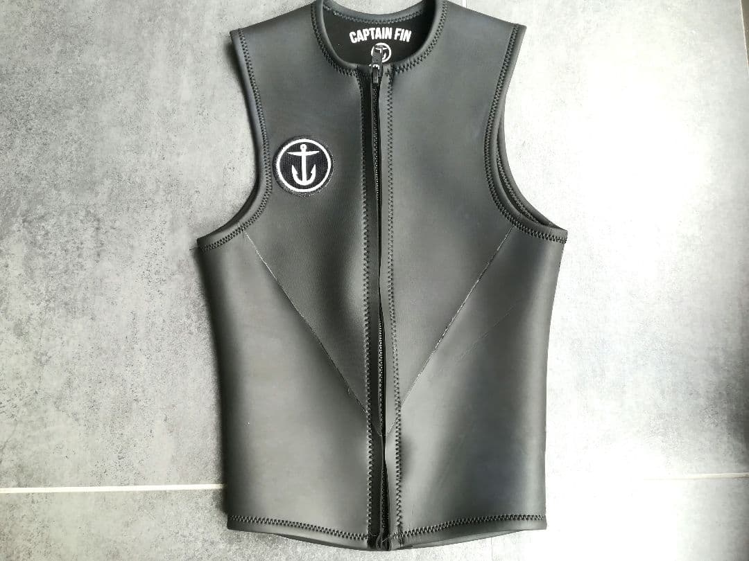 【展示新古品】キャプテンフィン スキン ベスト ホワイトワッペン Mサイズ