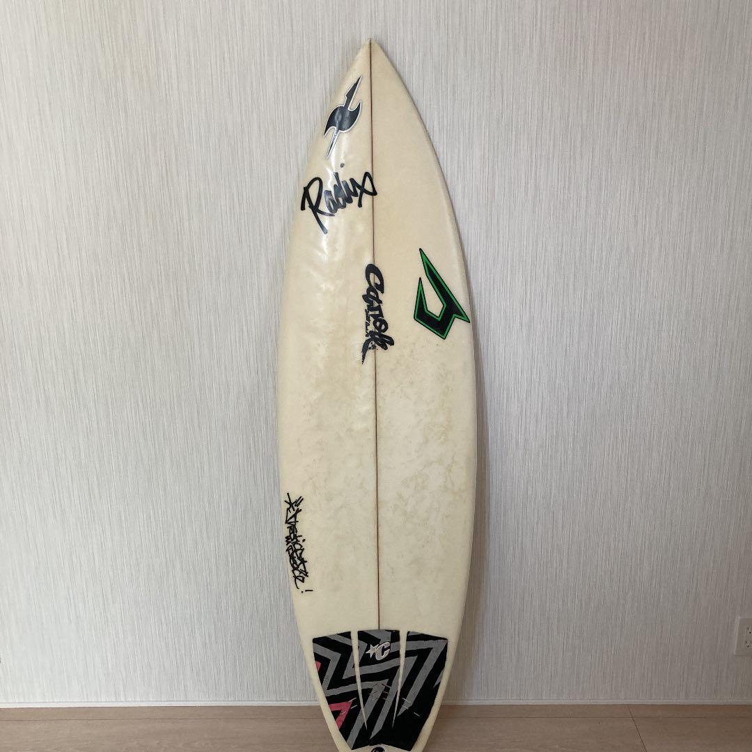 サーフボード、ショート、ジャスティス、クランキー、フィン付き