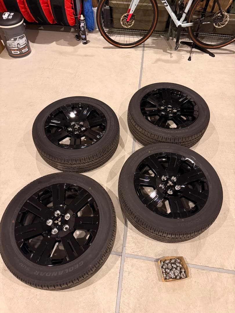 【はなちゃん様専売】デリカd5シャモニー純正タイヤ4本セット【新車外し】