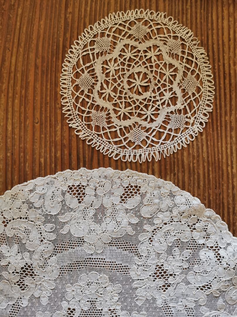 アンティーク ベルギーブルージュ ごく細い糸の線状の花 繊細なボビン編みレース