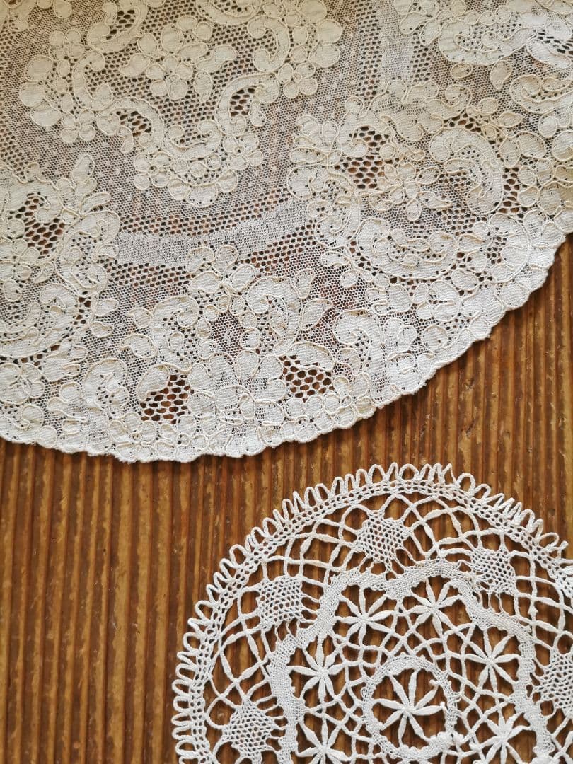 アンティーク ベルギーブルージュ ごく細い糸の線状の花 繊細なボビン編みレース