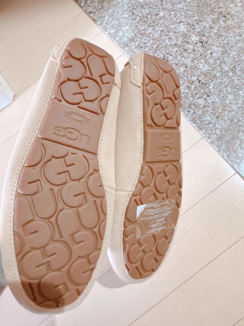 未使用UGG アグ　ベージュ スエード モカシン　ムートン