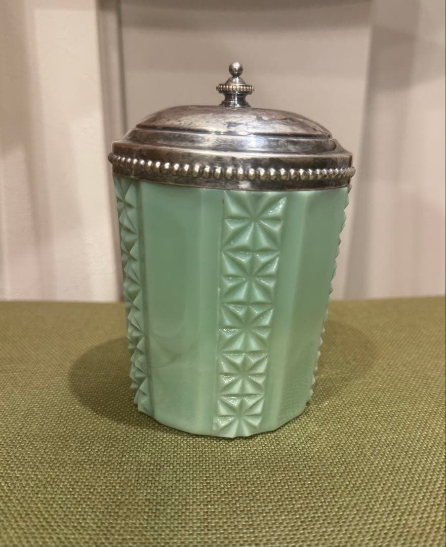 イギリスアンティーク ミントグリーンのガラス容器 金属製蓋付
