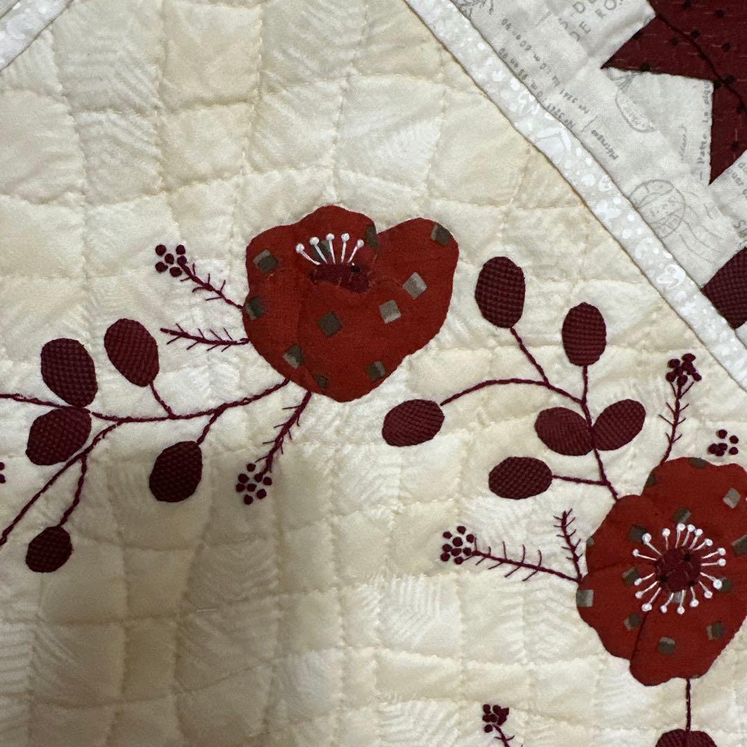 ＹＵＲＩＫＯハンドメイドパッチワークキルトの赤白のタペストリー