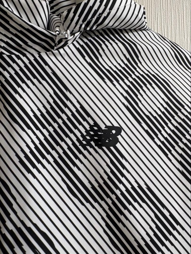 New Balanceストライプジャケット フード付き