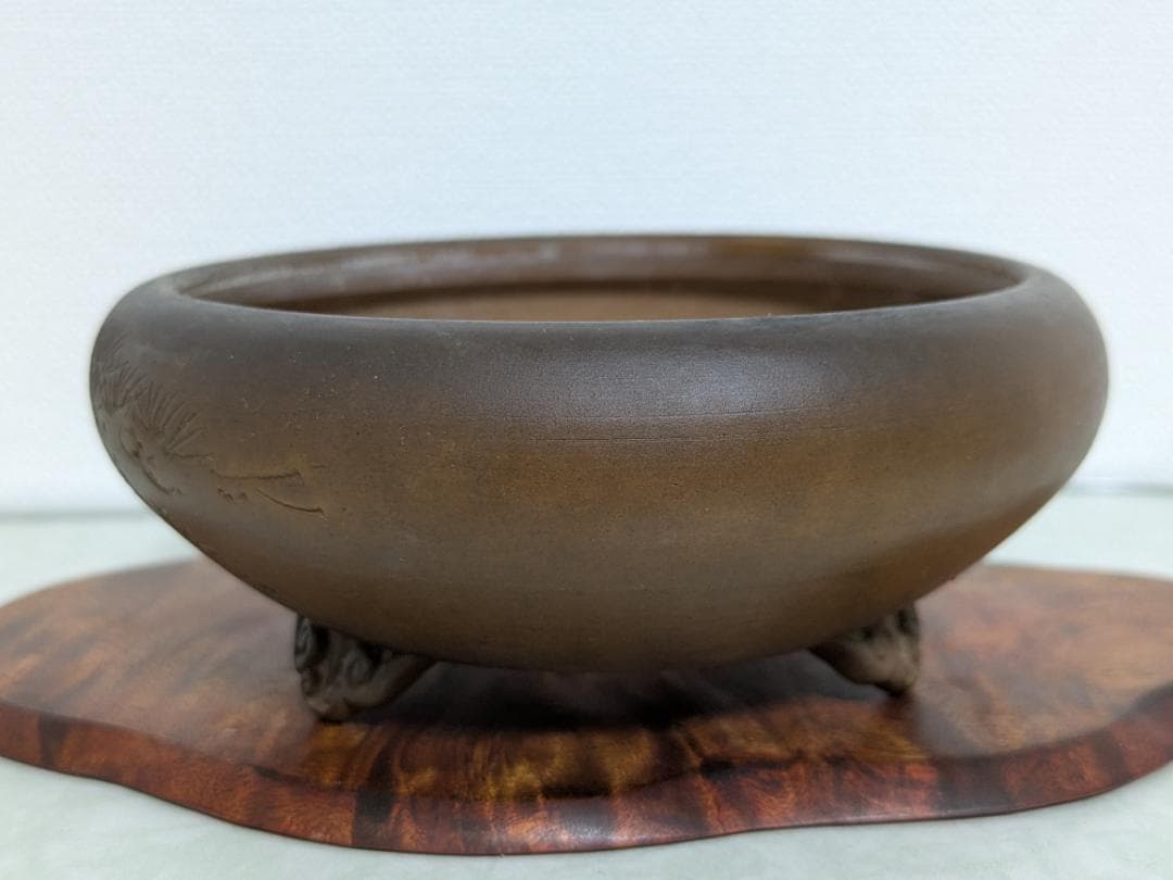 柴泥松刻雲脚丸鉢　落款「美芸」　直径12㎝×高5㎝