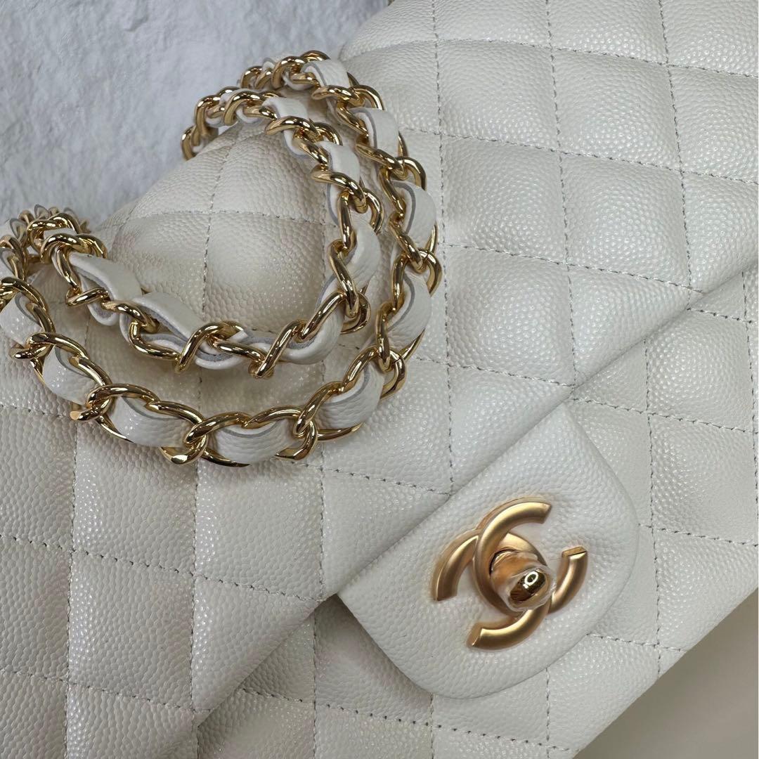 ホワイトのキルティングレザー製、ゴールドチェーン付き ショルダーバッグです