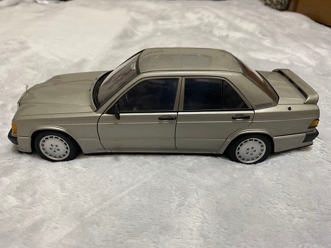 ミニカー AUTOart Mercedes-Benz 190E 1/18