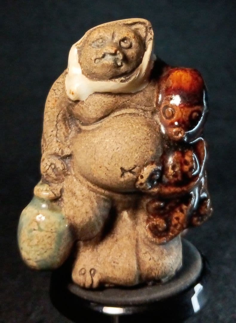 向井和平 在銘 根付「蛸と酒を買って帰る狸 」砥部焼 中興の祖 名品