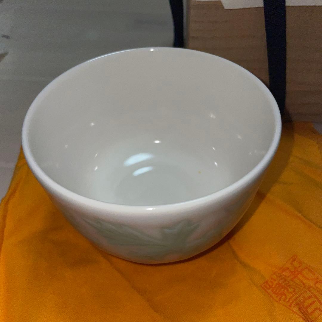 人間国宝 井上萬二 白磁 緑釉牡丹彫文 抹茶碗