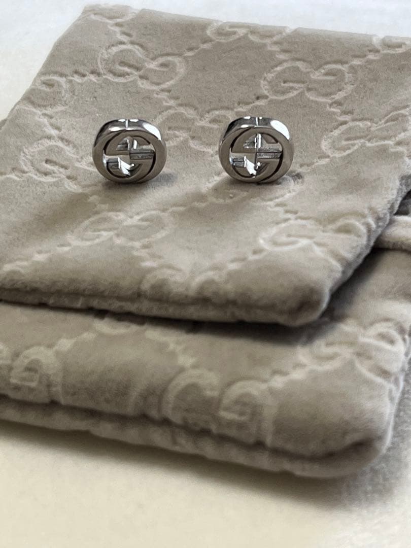 GUCCI スタッズピアス　両耳