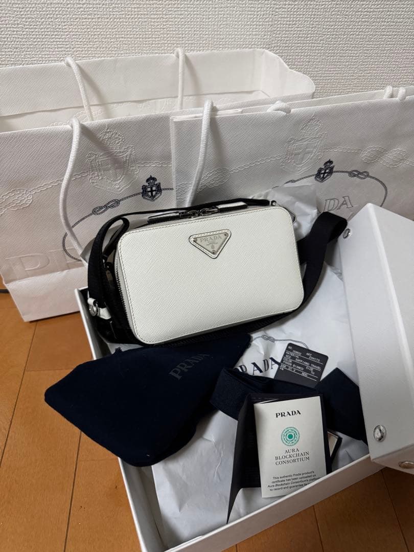 PRADA サフィアーノレザーショルダーバッグ　ホワイト