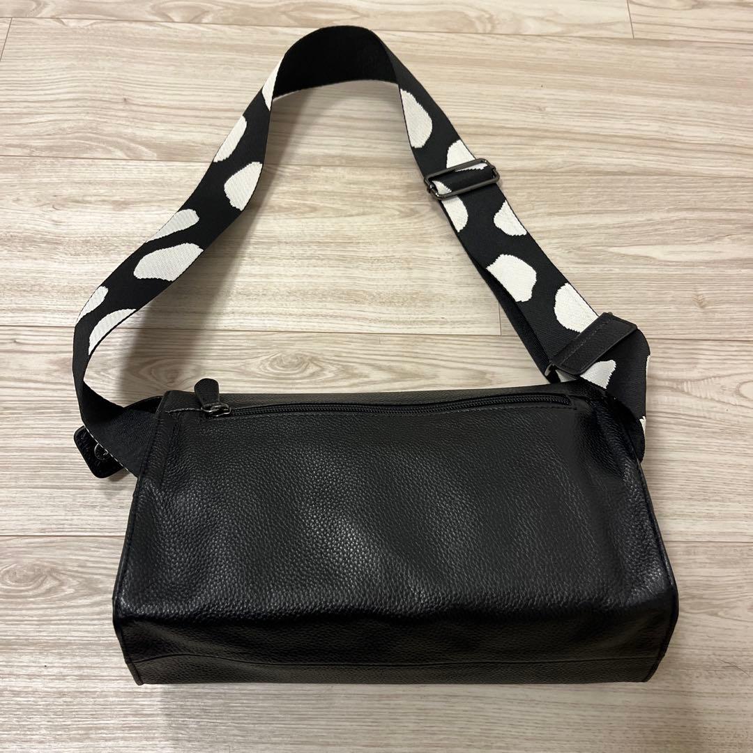 イアパピヨネ　ボディバッグ