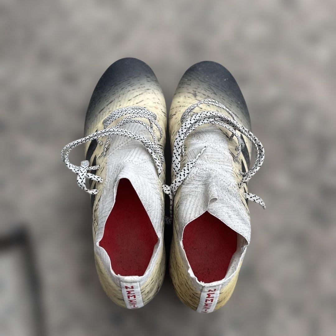 サッカースパイク ネメシス