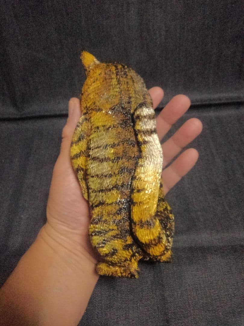 木彫りのキジトラ猫