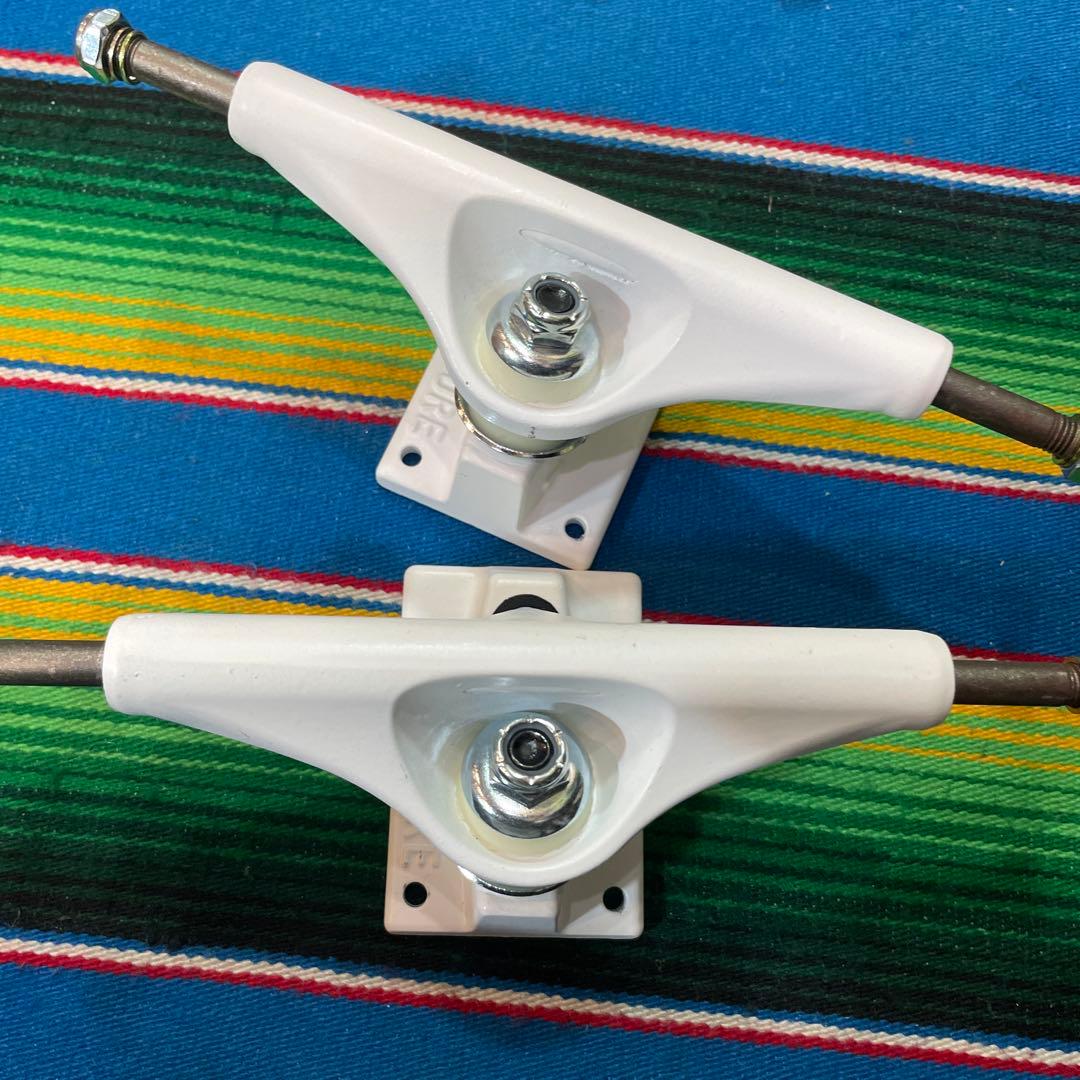 Deluxe Production スケートボードトラック ホワイト5.6