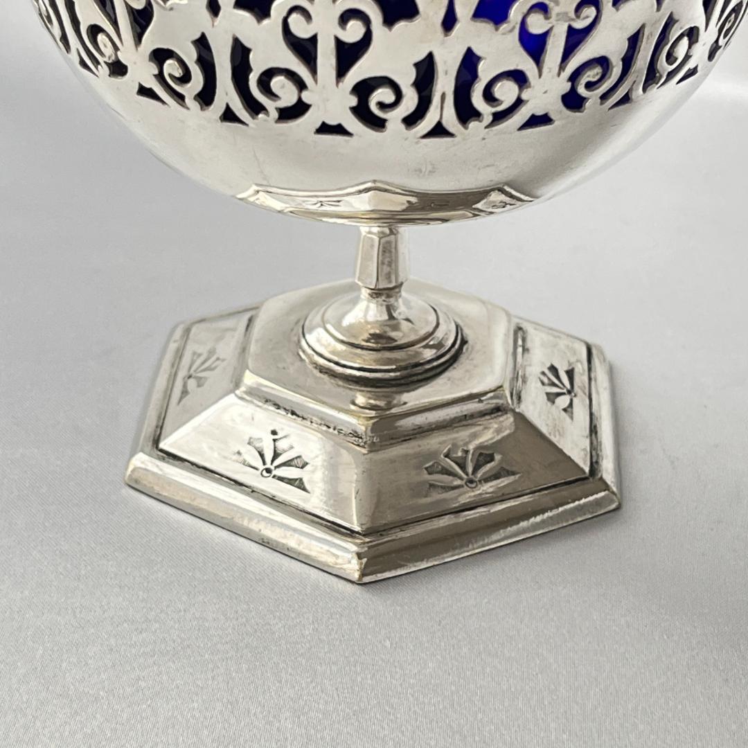 【英国】 透かしのボンボンスタンド【シルバープレート / ガラス】ハンドル付き