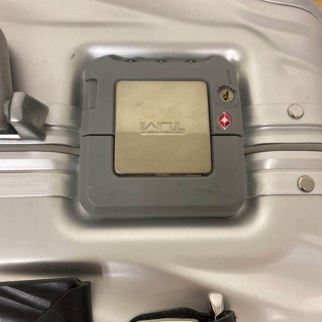 TUMI シルバーキャリーケース TSAロック付き