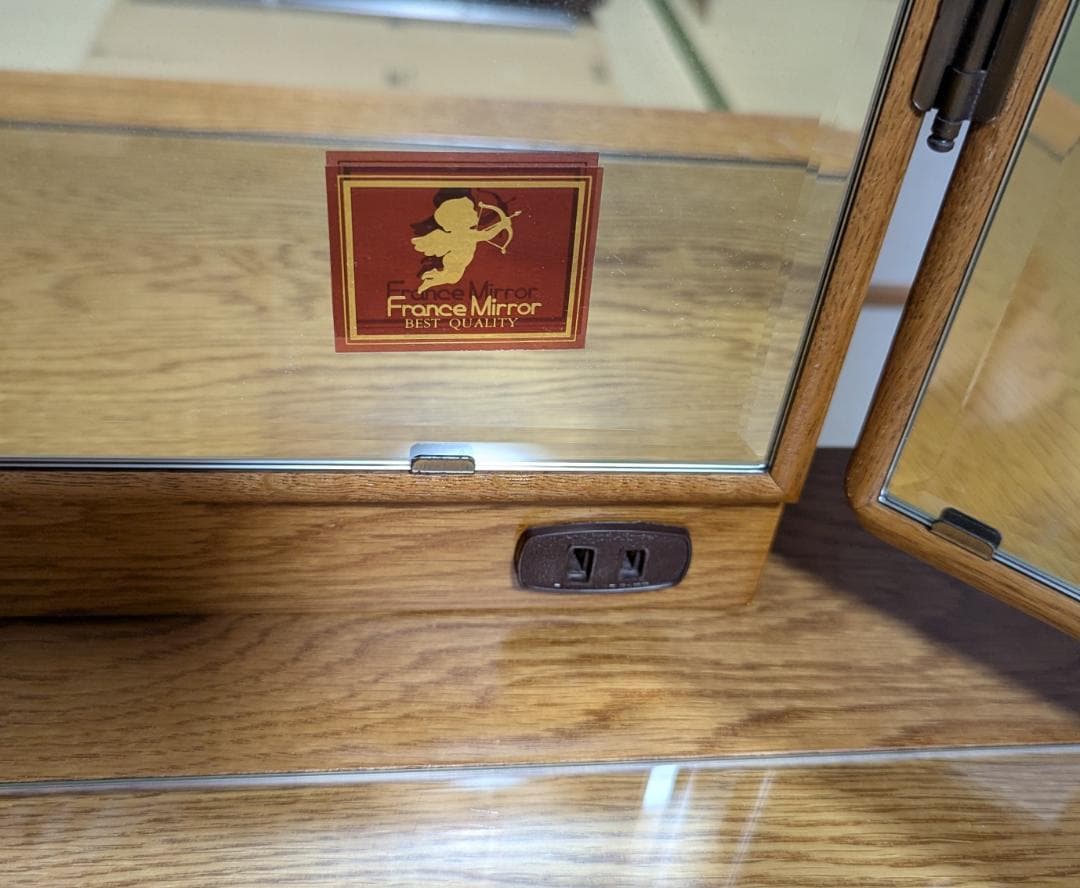 レトロな三面鏡の木製 化粧台・ドレッサー コンセント付き