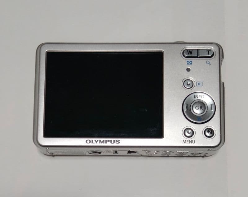 デジタルカメラ　OLYMPUS　VG-110　シルバー