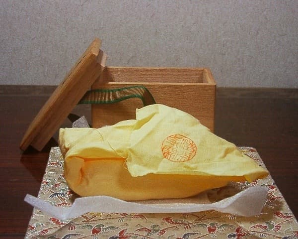 京焼・清水焼　清閑寺窯　杉田祥平作　干支巳　鈴木宗保書付　香合　共箱。