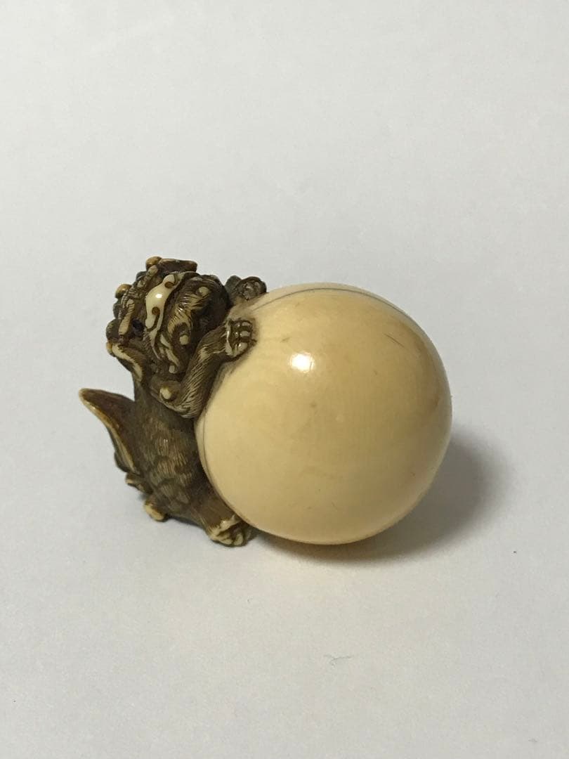 根付　江戸時代　玉獅子