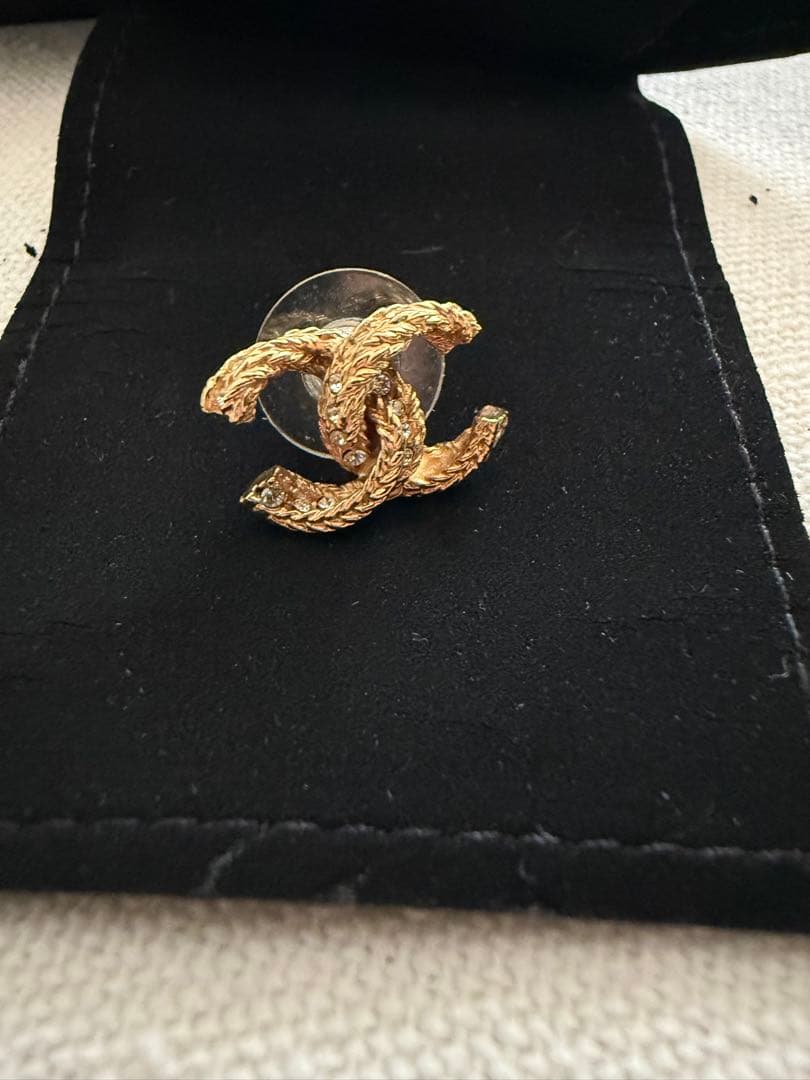 CHANEL ゴールドロゴ片耳ピアス