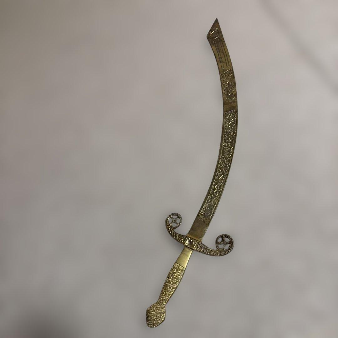 装飾的な模様の曲刀