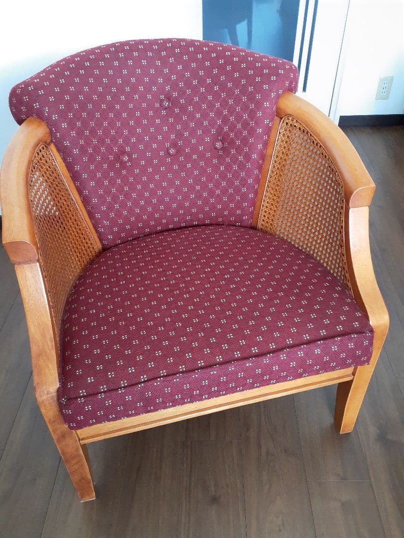 美品　ドット柄バーガンディ色ファブリック1人掛けソファ　藤編み肘