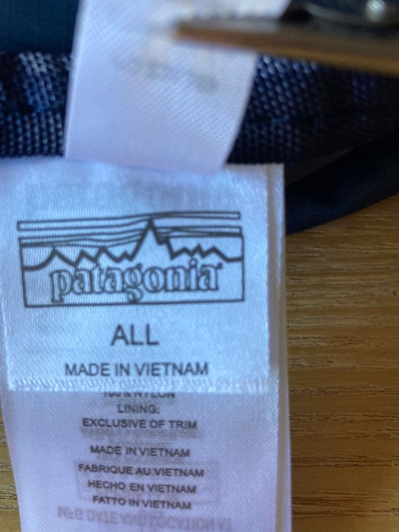 新品　パタゴニア ライトウェイトクーリエ　ショルダーバッグ　ネイビー
