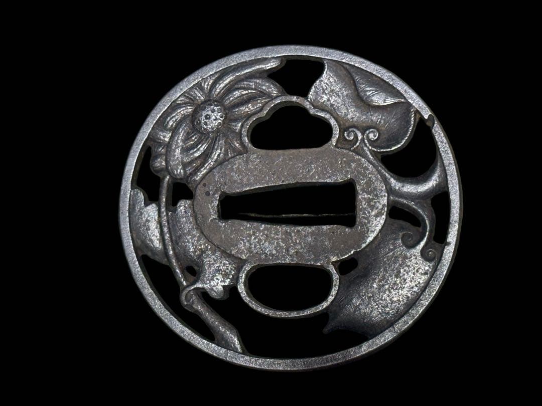 鉄製 鍔 花と葉のデザイン