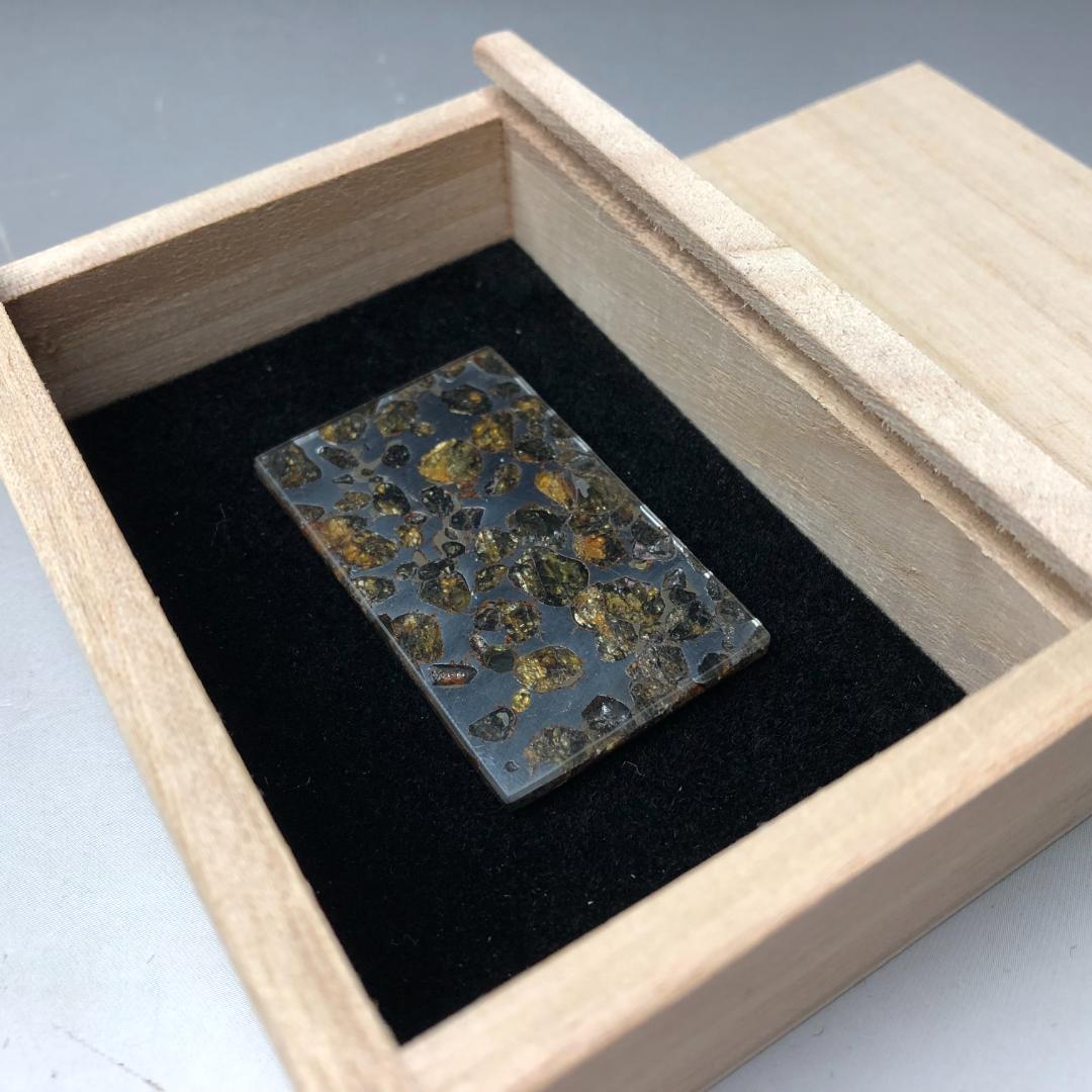 山*リ様 パラサイト隕石 隕石　石鉄隕石　セリコ隕石 美品　重さ約11ｇ　共箱