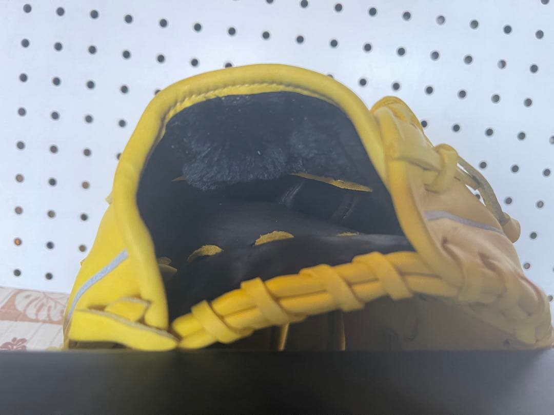 UNDER ARMOUR 軟式グローブ CB8041 イエロー