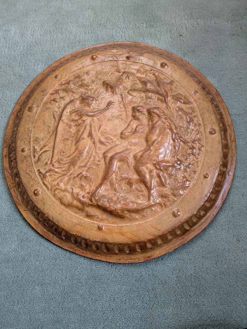 アンティーク　革のエンボス加工壁飾り