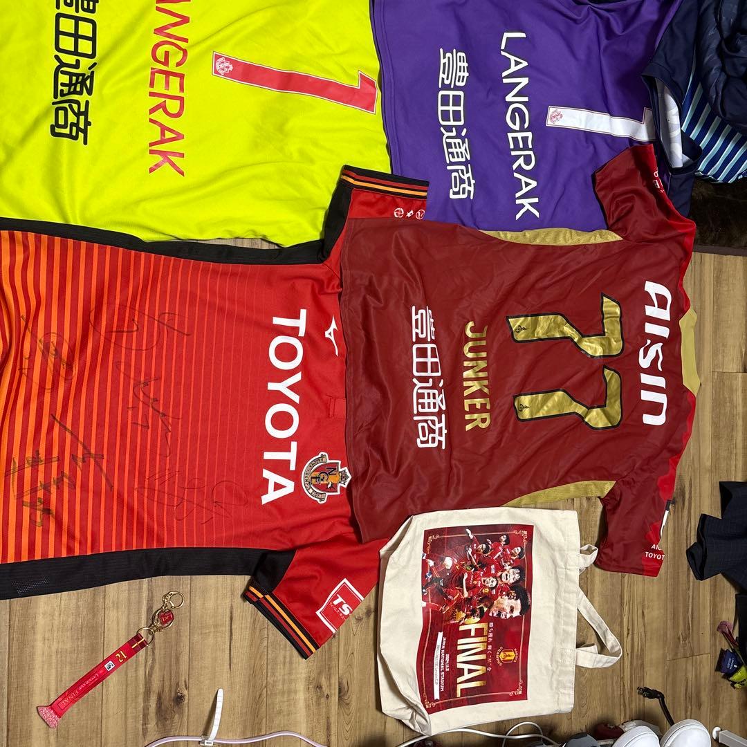 何が欲しいですか。　ユニフォーム、名古屋グランパス、サンフレッチェ広島