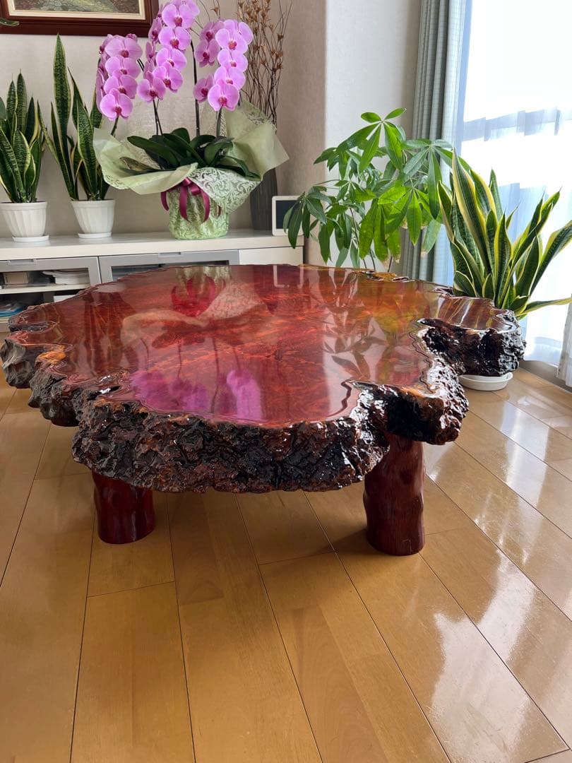花梨一枚板　木製赤褐色座卓（自然形状）