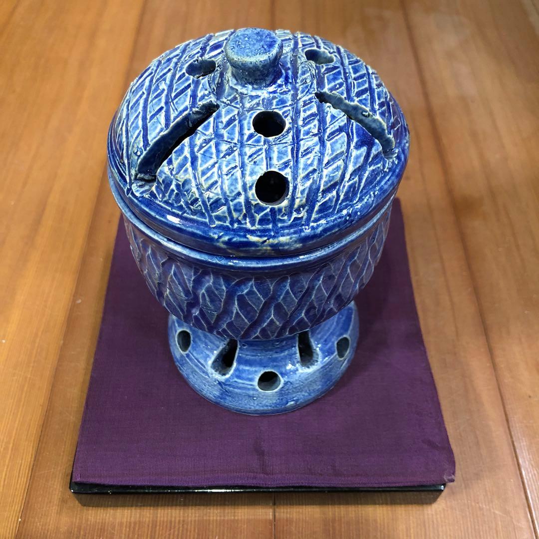 青い陶器の香炉 蓋付き