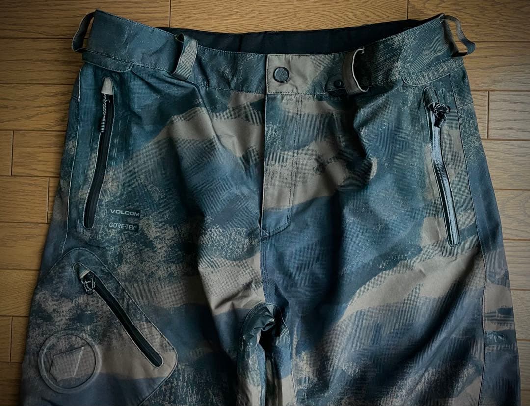 VOLCOM GORE-TEX 迷彩柄スノーボードパンツ