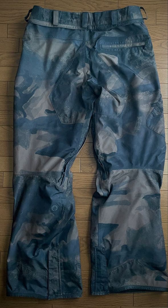 VOLCOM GORE-TEX 迷彩柄スノーボードパンツ