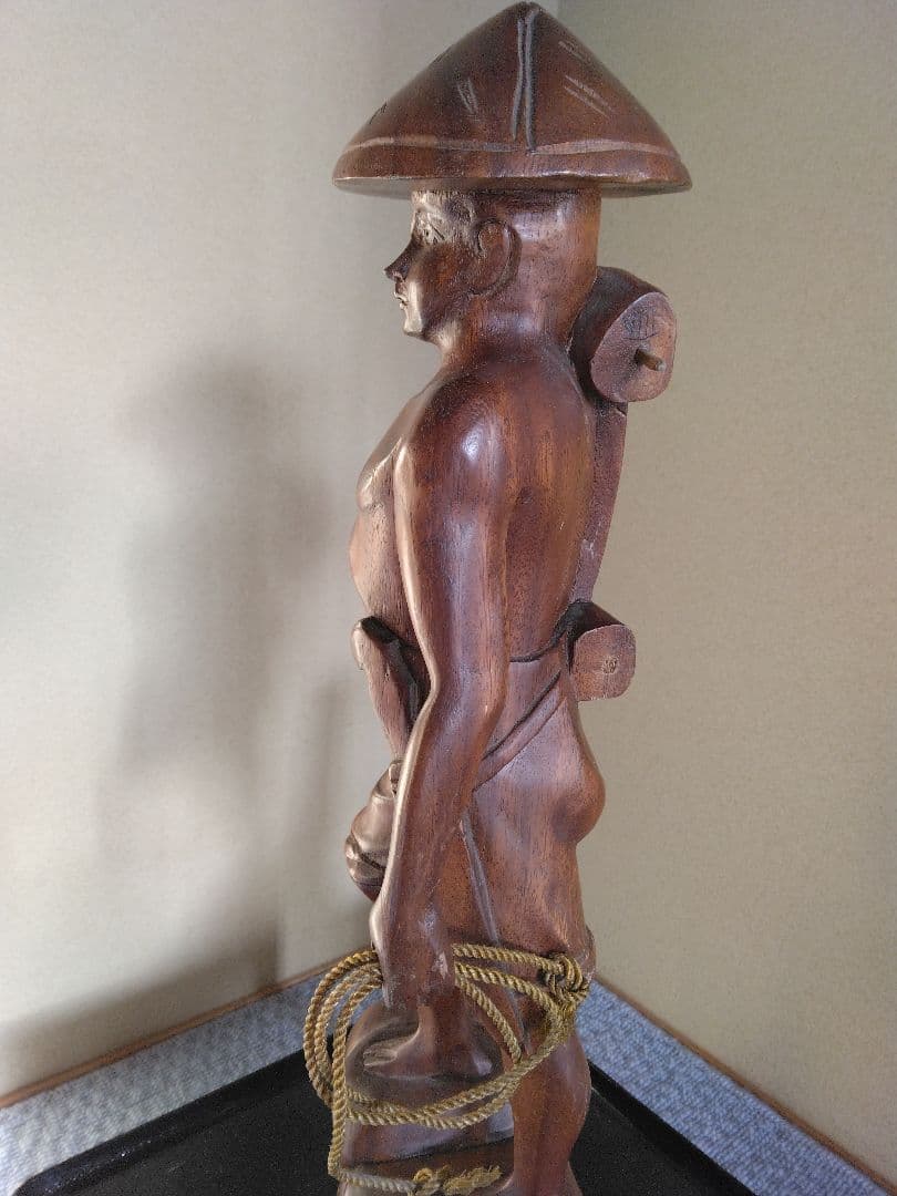 木製男性彫刻 　フィリピンの工房で