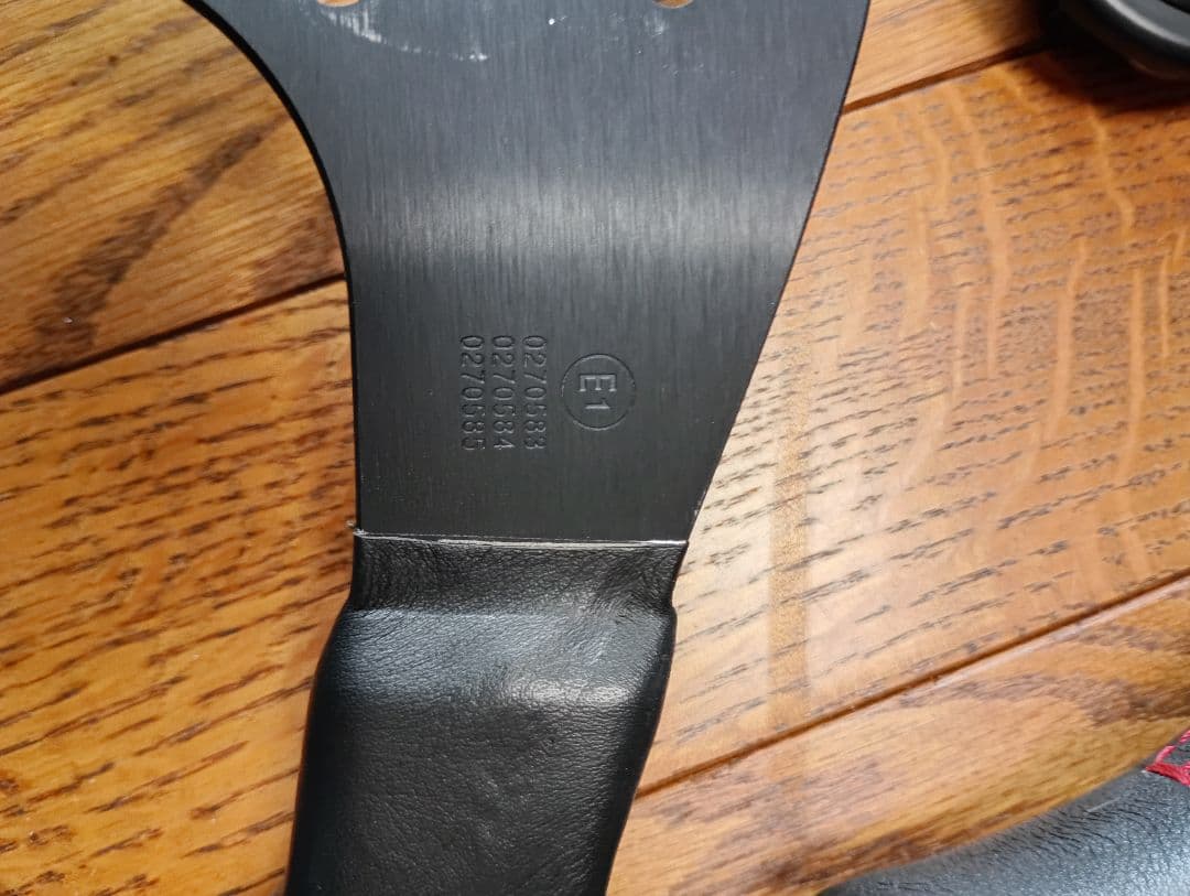 MOMO　コルセ レザー ステアリングホイール　直径35センチ　赤ステッチ