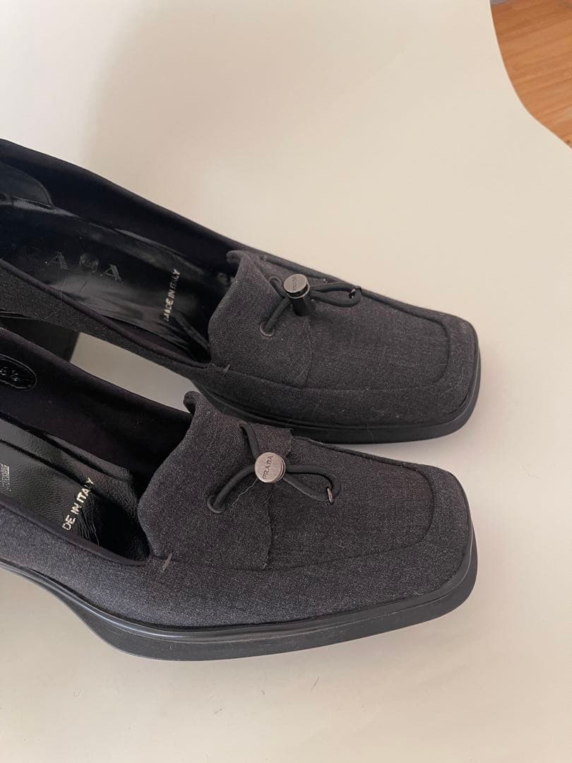 美品Pradaプラダブラックグレーヒール付きモカシンパンプス36.5