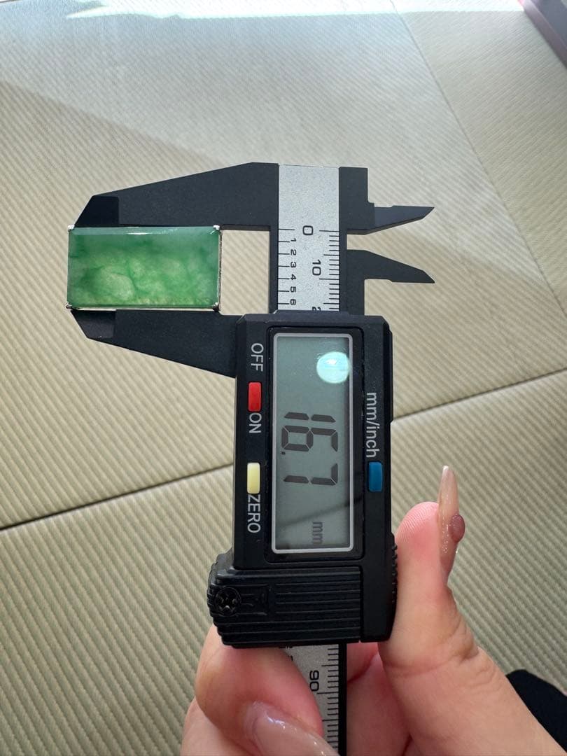 PT850 翡翠彫刻帯留め　総重量11g