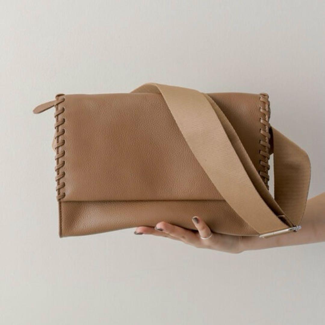 イアパピヨネ 柄ワイドテープショルダーバッグ 本革 ボディバッグ キャメル